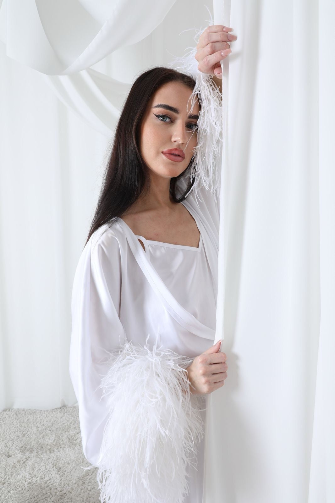 Amira set in White